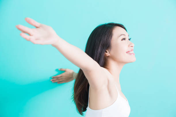 mujer siente libre - waxing armpit women beauty treatment fotografías e imágenes de stock