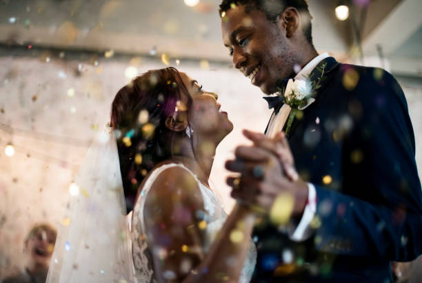 pareja de reci én casados afrodescendientes baile de bodas - boda fotografías e imágenes de stock