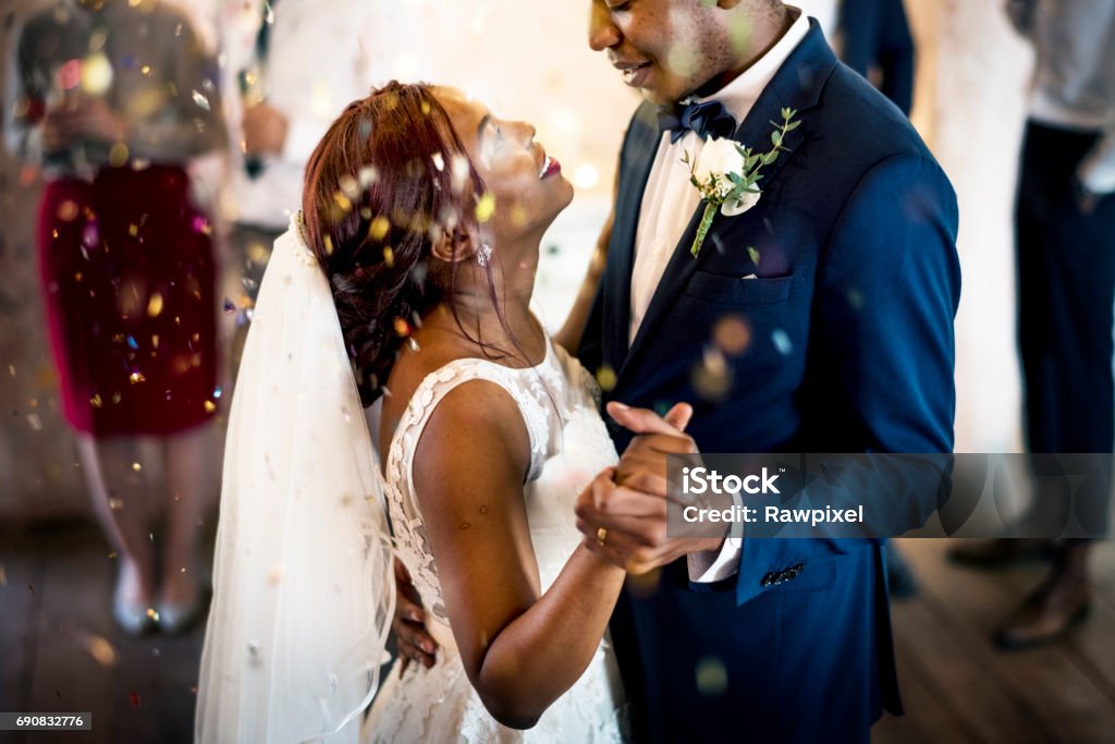 Recién casada pareja de afrodescendientes baile de bodas - Foto de stock de Boda libre de derechos