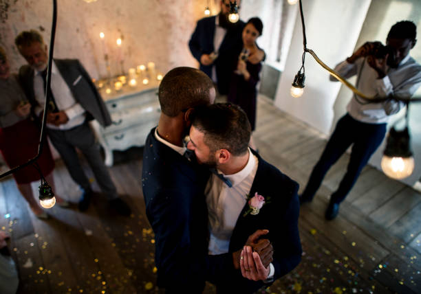 新婚同性カップルの結婚式のお祝いの��踊り - homosexual wedding married engagement ストックフォトと画像