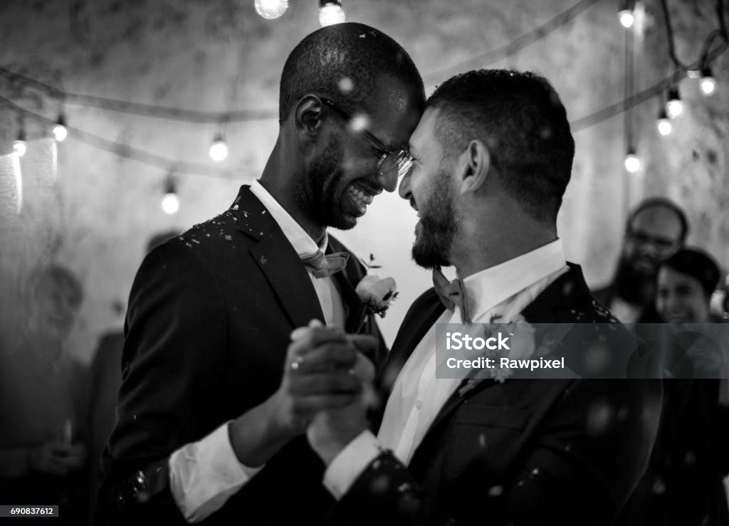 Gay Brautpaar tanzen auf der Hochzeitsfeier - Lizenzfrei Hochzeit Stock-Foto