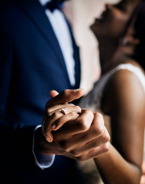 pareja de ascendencia africana bailando en la celebración de la boda - jewelry ring luxury wedding fotografías e imágenes de stock