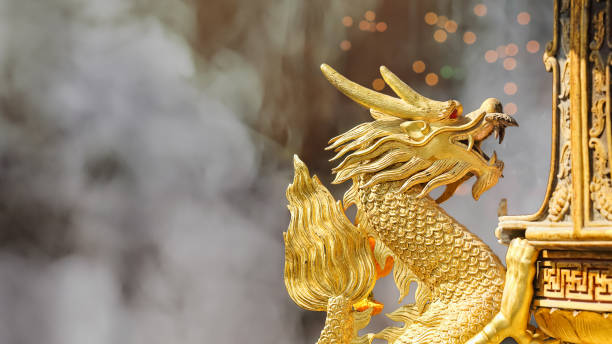 goldene drachen skulptur im heiligtum - dragon china singapore temple stock-fotos und bilder