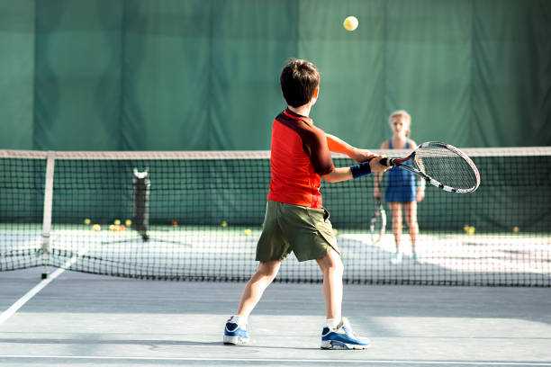 bambini allegri che si divertono nel parco giochi della scuola - tennis child teenager childhood foto e immagini stock