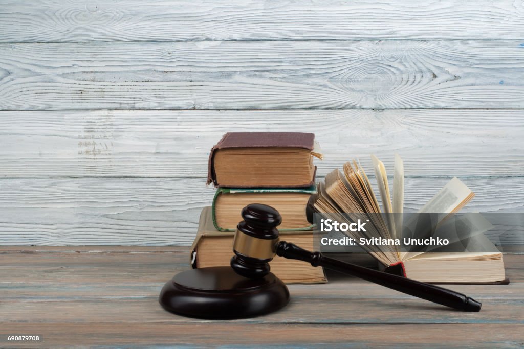 법 개념흰색 배경에 고립 된 법정 또는 법 집행 사무실에서 테이블에 나무 판사 망치와 오픈 법률 책 텍스트를 위한 공간 복사 ...