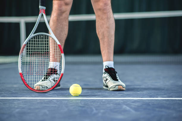 tenista hábil em pé perto de equipamentos - tennis court indoors net - fotografias e filmes do acervo