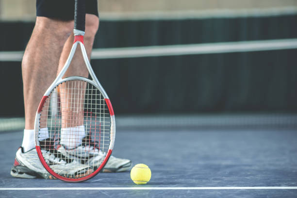 esportista de pé na quadra de tênis, perto de equipamentos desportivos - tennis court indoors net - fotografias e filmes do acervo