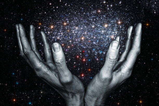 mãos de deus segurando uma galáxia de estrela - iluminação espiritual - fotografias e filmes do acervo
