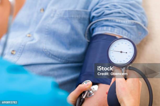 Blutdruck Messen Stockfoto und mehr Bilder von Blutdruckmesser - Blutdruckmesser, Bluthochdruck, Krankenpflegepersonal