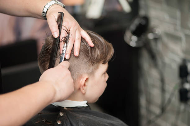 high angle view of boy se coupe de cheveux - anticipation smiling touching image technique photos et images de collection