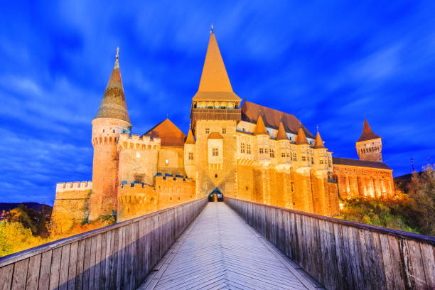 hunedoara, rumania. - hunyad castle fotografías e imágenes de stock