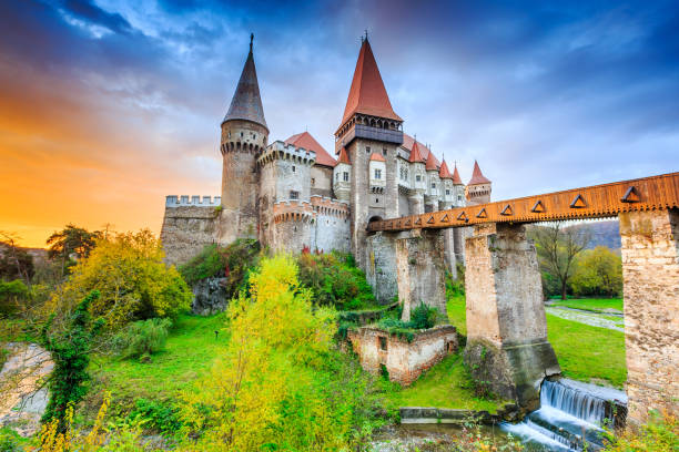 hunedoara, rumania. - hunyad castle fotografías e imágenes de stock