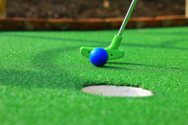mini golf - golf hole ball grass imagens e fotografias de stock