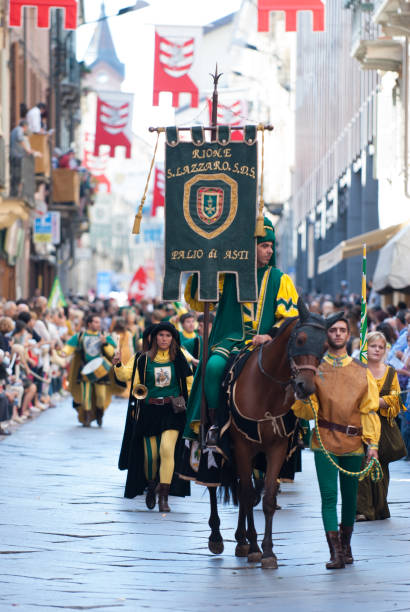 kuvapankkikuvat ja rojaltivapaat kuvat aiheesta prinssin paraati hevosen selässä, palio italiassa - palio