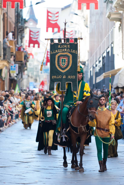 парад принца на лошадях, палио в италии - battle dress стоковые фото и изображения