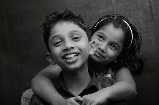 Blanco y negro retrato de un feliz niño y niña photo