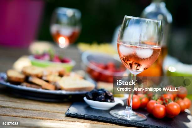 Photo libre de droit de Vacances Été Brunch La Table De Fête En Plein Air Dans Une Arrièrecour De La Maison Avec Apéritif Verre De Rosé Vin Une Boisson Fraîche Et Légumes Biologiques banque d'images et plus d'images libres de droit de Vin