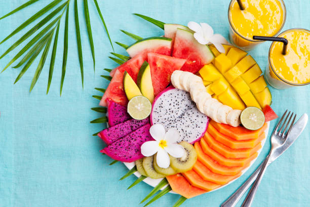 surtido de frutas tropicales con batido de mango - fruta tropical fotografías e imágenes de stock