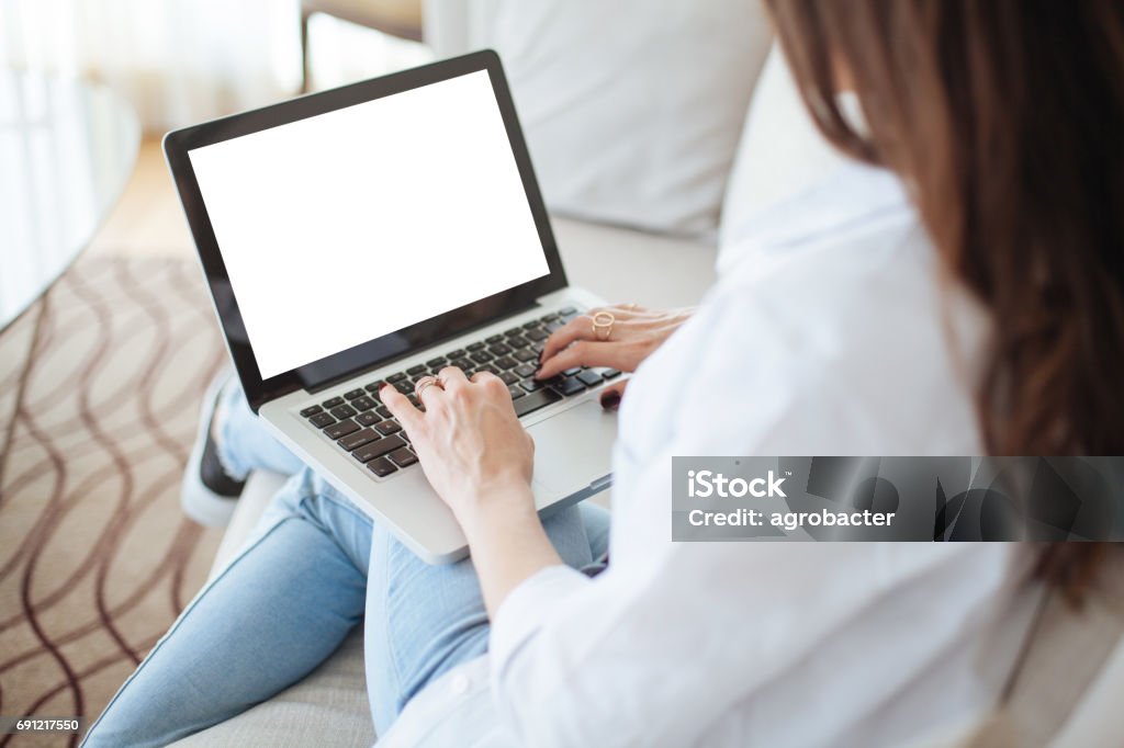 Abgeschnittenes Bild der Frau mit Laptop mit leerem Bildschirm - Lizenzfrei Laptop Stock-Foto
