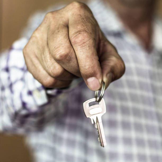 рука, держащая ключ дома - real estate rent spy closing стоковые фото и изображения