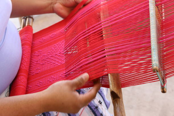 a woman ist weaving near oaxaca - mexico dress market clothing imagens e fotografias de stock