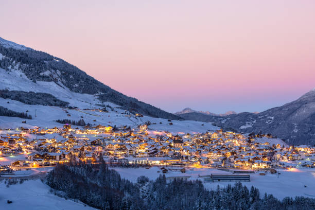 zachód słońca nad austriacką wioską fiss zimą - ski resort village austria winter zdjęcia i obrazy z banku zdjęć