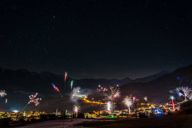 오스트리아 산에 새로운 년 이브에 불꽃놀이 - ski resort village austria winter 뉴스 사진 이미지