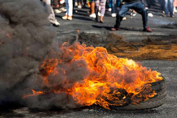 protestujący przeciwko rządowi palącemu gumowe opony na ulicach w republice południowej afryki - violent wind zdjęcia i obrazy z banku zdjęć
