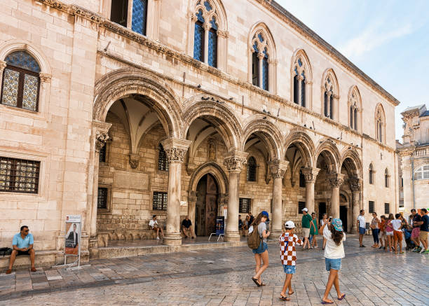 touristen im rektorenpalast ulica stradun in dubrovnik - knezev dvor stock-fotos und bilder