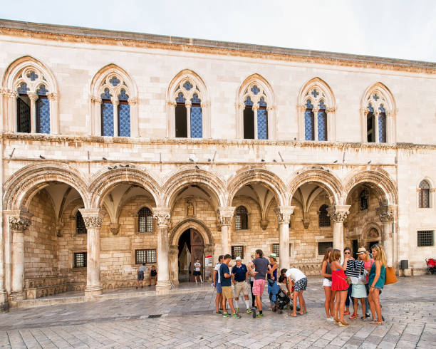 touristen im rektorenpalast straße stradun in dubrovnik - knezev dvor stock-fotos und bilder