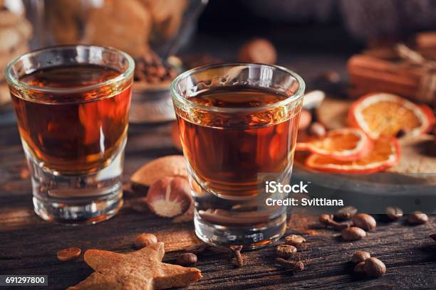 Photo libre de droit de Whisky Ou De Liqueur Biscuits Épices Et Décorations Sur Fond En Bois banque d'images et plus d'images libres de droit de Noël