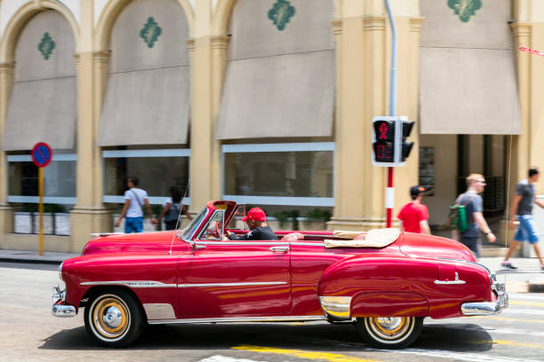 scène de rue avec une voiture de taxi american vintage et les personnes à la havane - chevrolet havana cuba 1950s style photos et images de collection