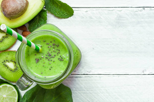 grüne gesunde smoothie mit avocado, spinat, kiwi, limette und chi - kiwi juice smoothie healthy eating stock-fotos und bilder