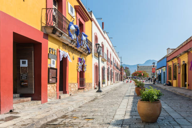 Oaxaca, Mexico - April 17, 2017: Colorful buildings on the cobblestone streets of Oaxaca, Mexico Oaxaca, Mexico - April 17, 2017: Colorful buildings on the cobblestone streets of Oaxaca, Mexico oaxaca city photos stock pictures, royalty-free photos & images