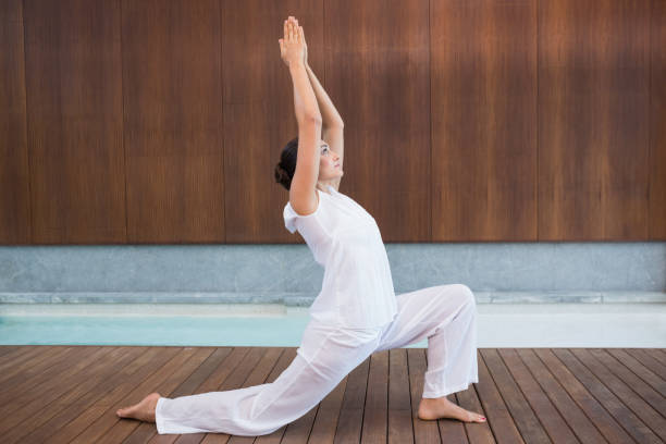 brunette contenu en blanc pratique du tai chi - yoga business women indoors photos et images de collection