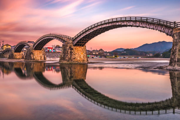 iwakuni bridge, japan - arch bridge imagens e fotografias de stock