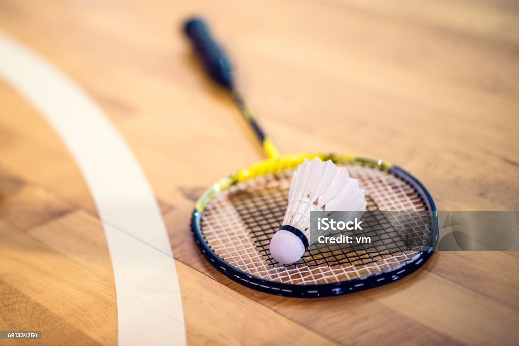 Bádminton, raqueta y volante en el piso - Foto de stock de Bádminton - Deporte libre de derechos