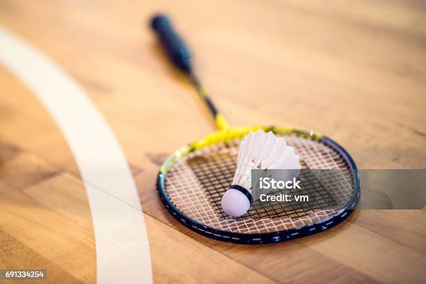 Bádminton Raqueta Y Volante En El Piso Foto de stock y más banco de imágenes de Bádminton - Deporte - Bádminton - Deporte, Pluma de bádminton, Raqueta de bádminton