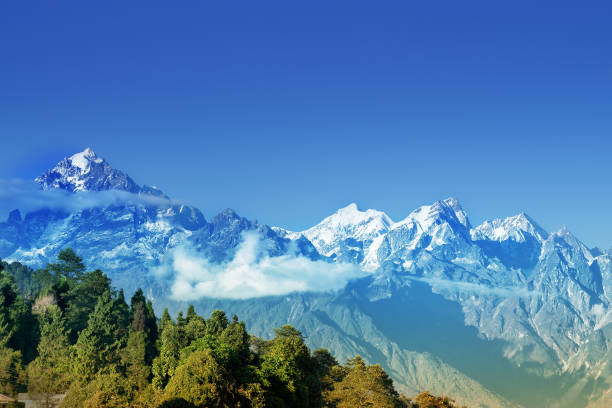 Himalayan mountain range at Ravangla, Sikkim Beautiful view of Himalayan mountains at Ravangla, Sikkim. Himalaya is the great mountain range in Asia with more than 50 peaks , mostly highest, including mount Everest - at 29029 feet, the highest in the world. kangchenjunga stock pictures, royalty-free photos & images