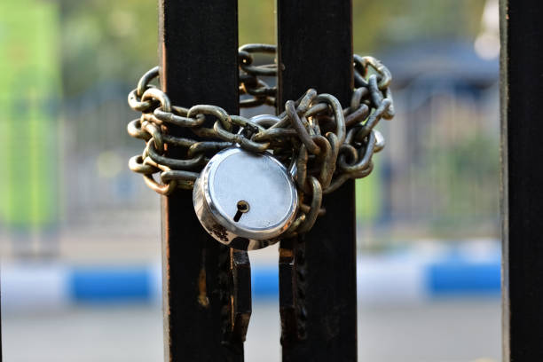 Gate closed Gate closed by old chain with lock prison lockdown stock pictures, royalty-free photos & images