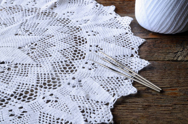 biała koronka doily - doily lace knitting textile zdjęcia i obrazy z banku zdjęć