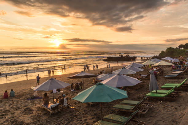 zachód słońca w barze na plaży w canggu, na północ od kuta i seminyak na bali, indonezja - kuta beach zdjęcia i obrazy z banku zdjęć