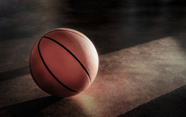 basket-ball gisait sur le sol dans une atmosphère solitaire. - low angle view photos et images de collection