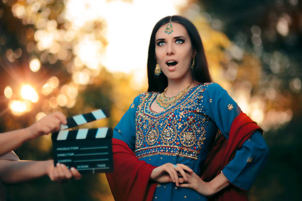 attrice di bollywood sorpresa che indossa un abito indiano e gioielli - necklace horizontal waist up outdoors foto e immagini stock