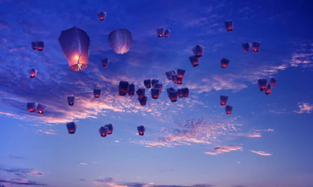 하늘에서 손전등을 비행 - china balloon 뉴스 사진 이미지