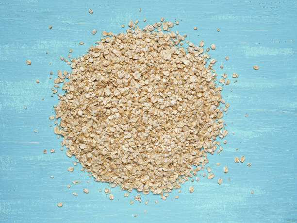 tas de flocons d’avoine en forme de cercle - oatmeal oat heart shape rolled oats photos et images de collection