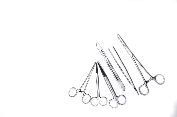 strumenti chirurgici set per la chirurgia su sfondo bianco - attrezzo chirurgico foto e immagini stock