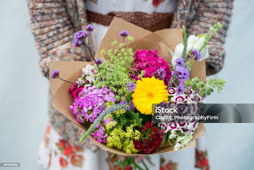 포장지에 다른 종류의 꽃의 꽃다발 꽃-식물에 대한 스톡 사진 및 기타 이미지 - 꽃-식물, 꽃집 주인, 다발 - Istock