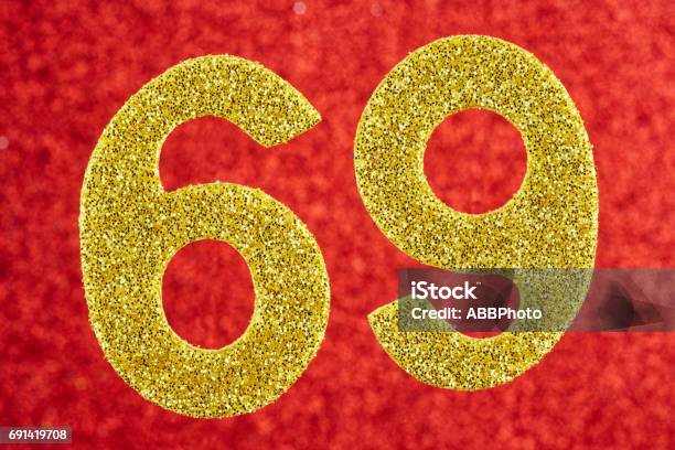 Número Sesenta Y Nueve Color Amarillo Sobre Un Fondo Rojo Aniversario Foto de stock y más banco de imágenes de 1960-1969