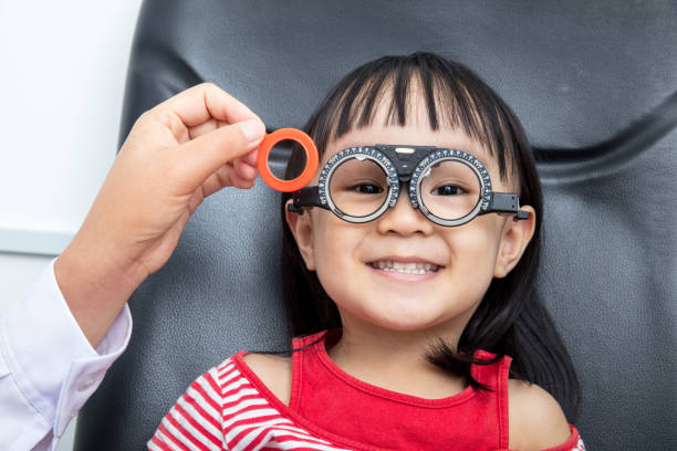 asiatische chinesische mädchen augen prüfung - child glasses eyewear little girls stock-fotos und bilder